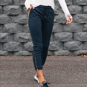 🌙 ZYIA 🌙 Navy Peak Zipper Joggers (Short) 24"